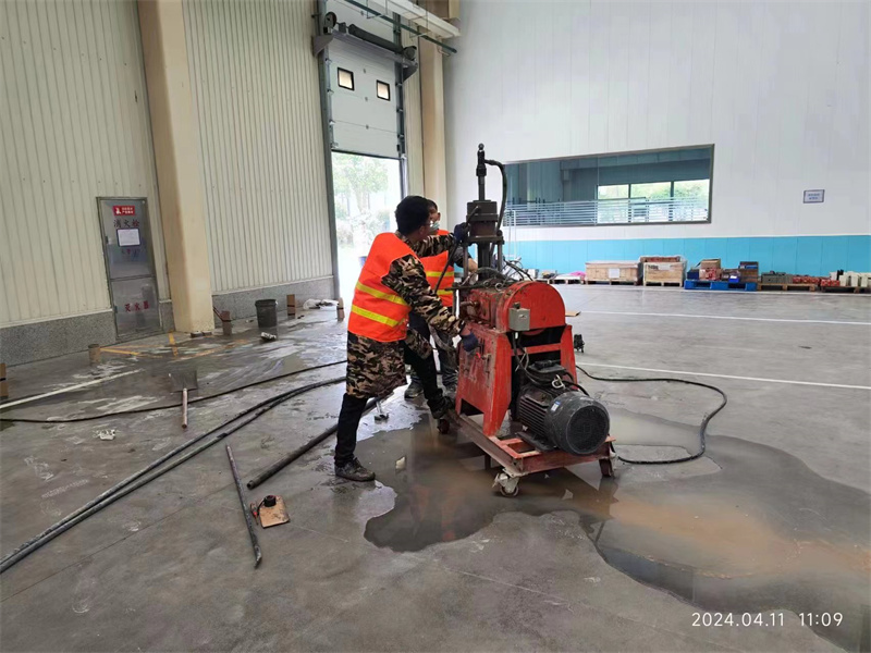 海城厂房地面下沉塌陷注浆加固施工